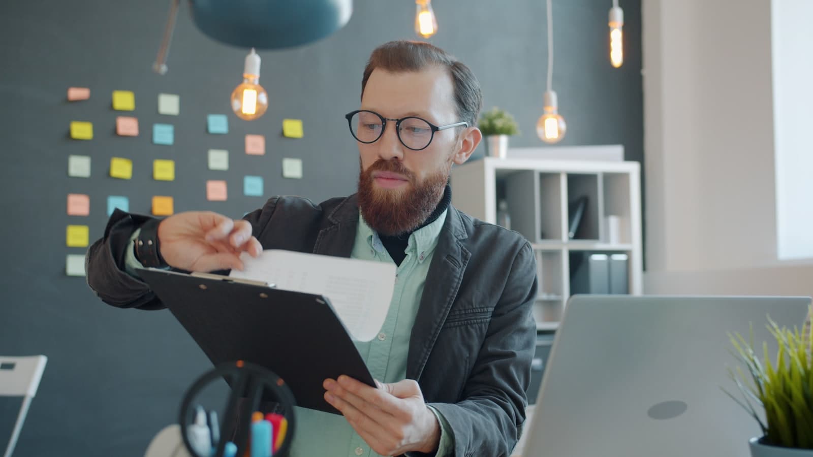 Laptop und Unterlagen auf einem Schreibtisch